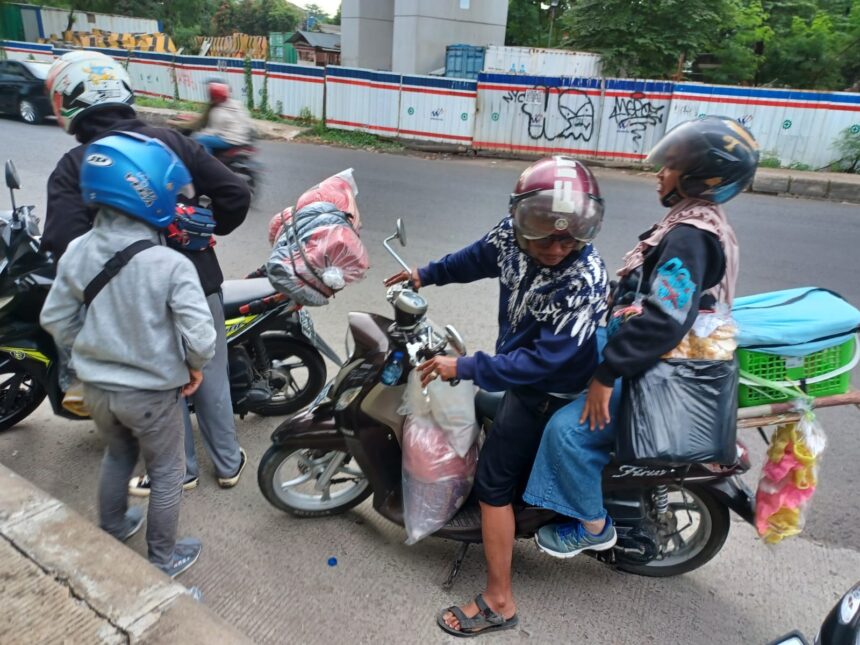 Arus balik H+2 Lebaran Idul Fitri 1444 Hijriah, pemudik pengendara sepeda motor dari kampung halamannya mulai kembali ke arah Jakarta, pemudik pemotor mulai memadati Jalan Raya Kalimalang, Jakarta Timur, Selasa (25/4). Foto: Joesvicar Iqbal/ipol.id