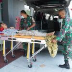 Personel Kodim 0605/Subang saat mengevakuasi Aip Saipul Hakim, pemuda penderita kanker berumur 30 tahun ke Rumah Sakit Ciremai. Foto: Dispenad.