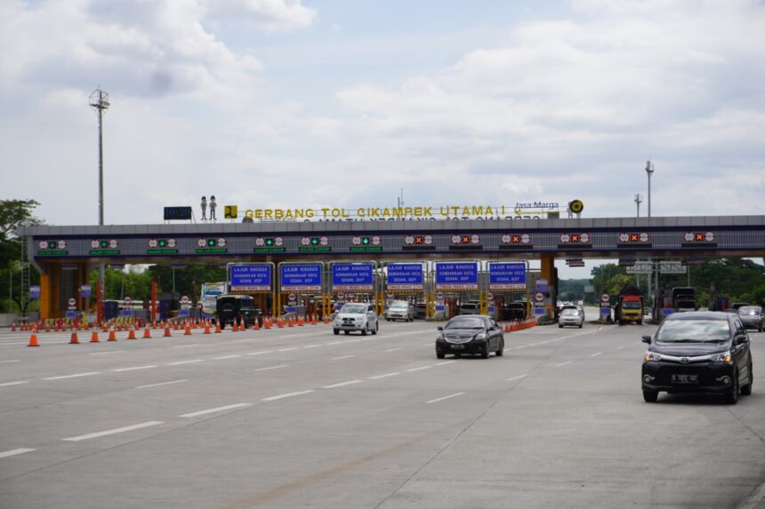 Di Gerbang Tol (GT) Kalikangkung pengguna jalan yang menggunakan kendaraan roda empat membayar tarif tol dari Cikampek menuju Semarang, Jawa Tengah. Foto: Dok/Jasa Marga