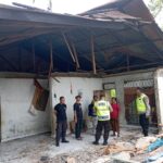 Pascagempa M6,9 sejumlah petugas terkait mengecek kerusakan unit rumah di Kabupaten Kepulauan Mentawai dan satu rumah lainnya di Nias Selatan, Provinsi Sumatra Utara, Selasa (25/4). Foto: BNPB