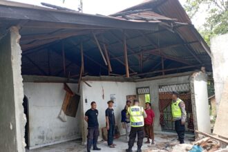 Pascagempa M6,9 sejumlah petugas terkait mengecek kerusakan unit rumah di Kabupaten Kepulauan Mentawai dan satu rumah lainnya di Nias Selatan, Provinsi Sumatra Utara, Selasa (25/4). Foto: BNPB