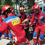 Sejumlah petugas Damkar Jakarta Timur berhasil mengevakuasi penumpang JakLingko yang masih sadar dalam kecelakaan lalu lintas di Jalan Pemuda, Pulogadung, Rabu (26/4) siang. Foto: Damkar Jaktim