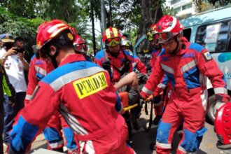 Sejumlah petugas Damkar Jakarta Timur berhasil mengevakuasi penumpang JakLingko yang masih sadar dalam kecelakaan lalu lintas di Jalan Pemuda, Pulogadung, Rabu (26/4) siang. Foto: Damkar Jaktim