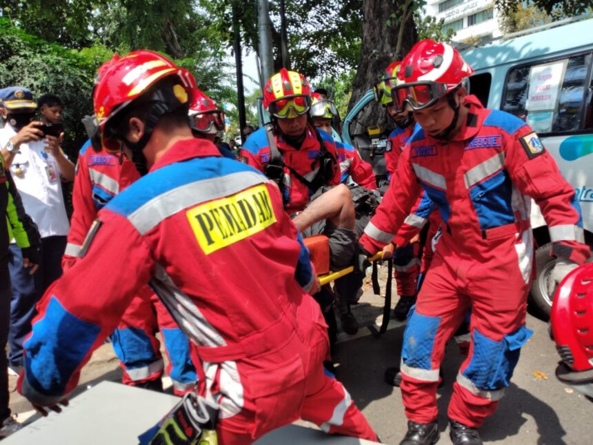 Sejumlah petugas Damkar Jakarta Timur berhasil mengevakuasi penumpang JakLingko yang masih sadar dalam kecelakaan lalu lintas di Jalan Pemuda, Pulogadung, Rabu (26/4) siang. Foto: Damkar Jaktim