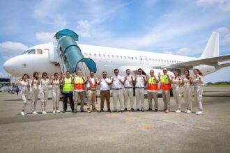 Dalam mengantisipasi arus balik mudik Lebaran Idul Fitri 1444 Hijriah, pemeriksaan ramp check pesawat Airbus 320-200 dilakukan, koordinasi dengan kru pesawat memastikan bahwa pemeriksaan ramp dapat dilakukan dengan aman dan efektif, Rabu (26/4). Foto: Super Air Jet