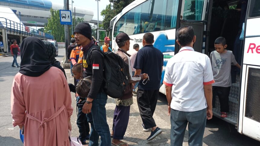 Cuti bersama telah usai, saat arus balik pemudik yang menumpang bus Antar Kota Antar Provinsi (AKAP) terus berdatangan di Terminal Kampung Rambutan, Kecamatan Ciracas, Jakarta Timur, Rabu (26/4). Foto: Joesvicar Iqbal/ipol.id