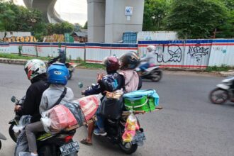 Pemudik yang menggunakan sepeda motor pada arus balik mudik Lebaran 2023 melintasi Jalan Raya Kalimalang, Jakarta Timur. Foto: Joesvicar Iqbal/ipol.id