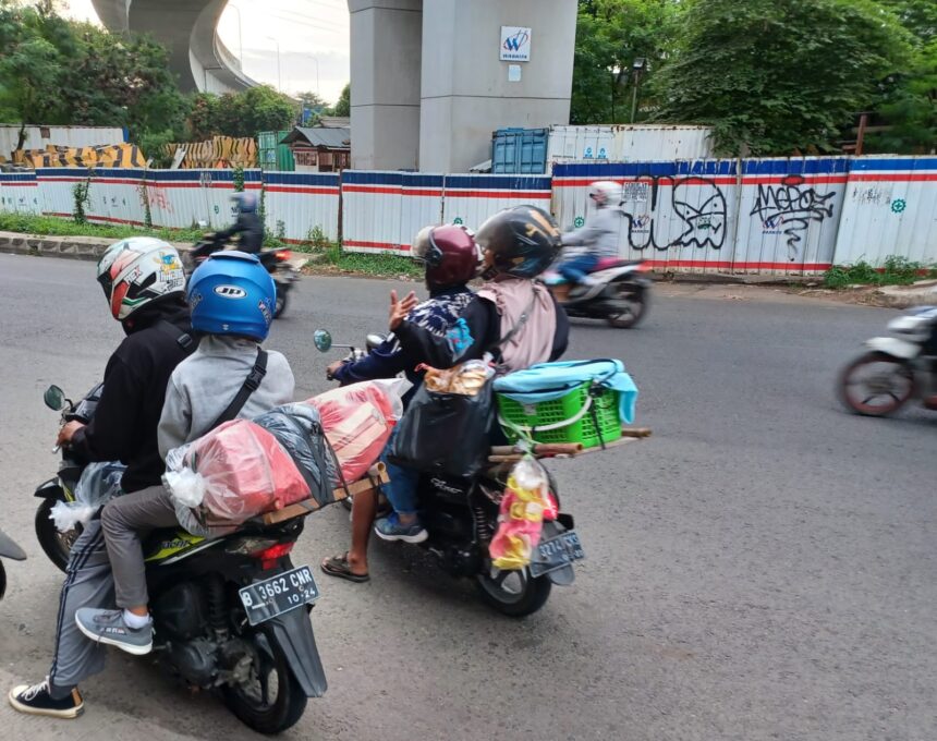 Pemudik yang menggunakan sepeda motor pada arus balik mudik Lebaran 2023 melintasi Jalan Raya Kalimalang, Jakarta Timur. Foto: Joesvicar Iqbal/ipol.id