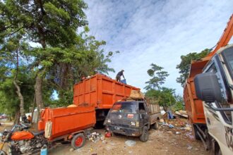 Petugas UPS Badan Air DLH DKI Kecamatan Pasar Rebo setidaknya mengangkut sebanyak 20 meter kubik sampah setiap hari dari aliran Kali Baru, Pasar Rebo, Jakarta Timur. Kendaraan truk pengangkut sampah terus operasional melakukan pengangkutan sampah. Foto: Joesvicar Iqbal/ipol.id