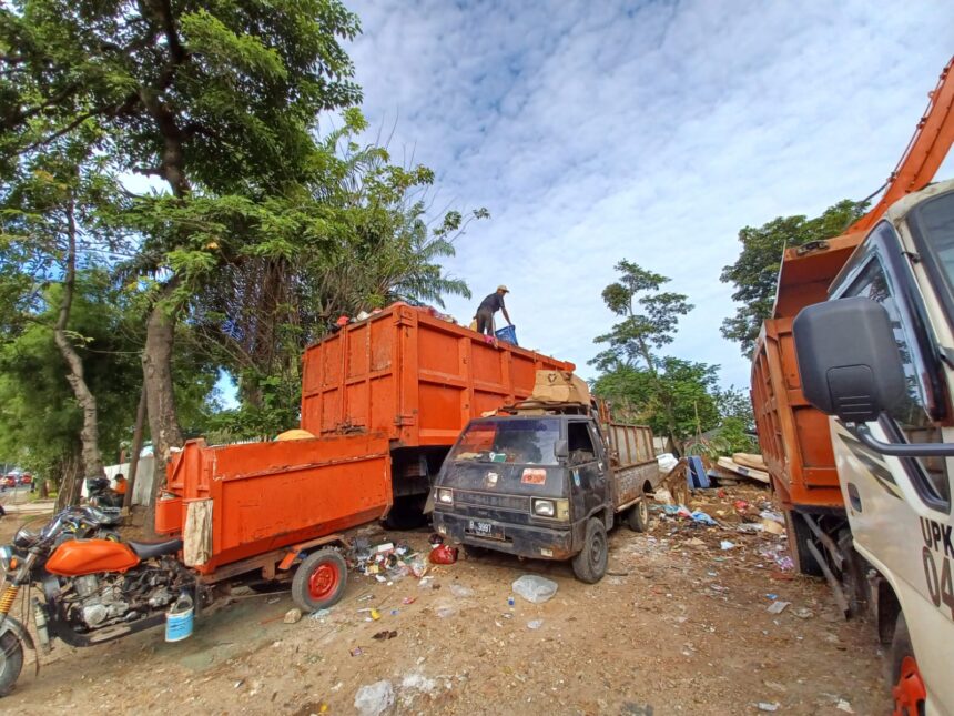 Petugas UPS Badan Air DLH DKI Kecamatan Pasar Rebo setidaknya mengangkut sebanyak 20 meter kubik sampah setiap hari dari aliran Kali Baru, Pasar Rebo, Jakarta Timur. Kendaraan truk pengangkut sampah terus operasional melakukan pengangkutan sampah. Foto: Joesvicar Iqbal/ipol.id