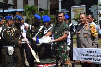 Mewakili Panglima Kodam (Pangdam) XII/Tanjungpura Mayjen TNI Sulaiman Agusto, Kasdam XII/Tpr Brigjen TNI Yufti Senjaya, memusnahkan barang bukti narkoba di Mapomdam XII/Tpr, Pontianak, Kalimantan Barat, Kamis (27/4). Foto: Dispenad.