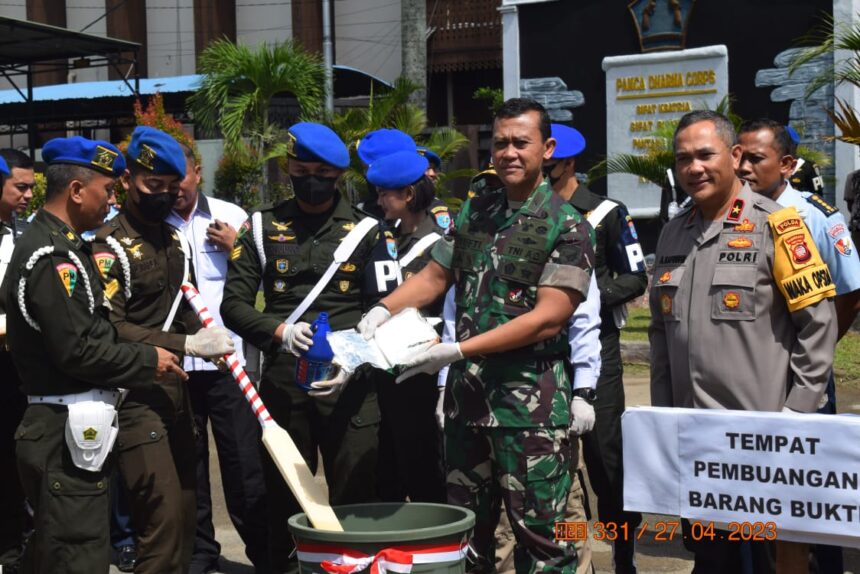 Mewakili Panglima Kodam (Pangdam) XII/Tanjungpura Mayjen TNI Sulaiman Agusto, Kasdam XII/Tpr Brigjen TNI Yufti Senjaya, memusnahkan barang bukti narkoba di Mapomdam XII/Tpr, Pontianak, Kalimantan Barat, Kamis (27/4). Foto: Dispenad.