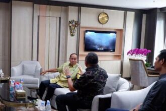 Jaksa Agung Muda Intelijen (Jamintel), Amir Yanto (kiri) saat berbincang dengan Kapuspenkum Kejaksaan Agung, Ketut Sumedana di kantornya, Jumat (28/4). Foto: Puspenkum Kejaksaan Agung.
