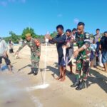 Dansatgas Pamrahwan Maluku Utara Yonarhanud3/YBY dibantu warga memusnahkan bahan pembuatan bom ikan. Foto: Pasiter Satgas Yonarhanud 3/Yby, Letda Arh Prawoto.