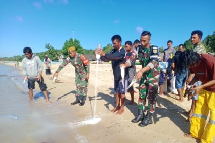 Dansatgas Pamrahwan Maluku Utara Yonarhanud3/YBY dibantu warga memusnahkan bahan pembuatan bom ikan. Foto: Pasiter Satgas Yonarhanud 3/Yby, Letda Arh Prawoto.