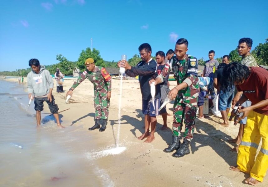 Dansatgas Pamrahwan Maluku Utara Yonarhanud3/YBY dibantu warga memusnahkan bahan pembuatan bom ikan. Foto: Pasiter Satgas Yonarhanud 3/Yby, Letda Arh Prawoto.