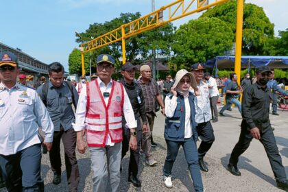 Menteri Perhubungan (Menhub), Budi Karya Sumadi kembali meninjau kesiapan sarana prasarana dan aksesibilitas Pelabuhan Bakauheni dalam mengantisipasi lonjakan arus balik Angkutan Lebaran 2023 pada Jumat (28/4). Foto: Dok ASDP.