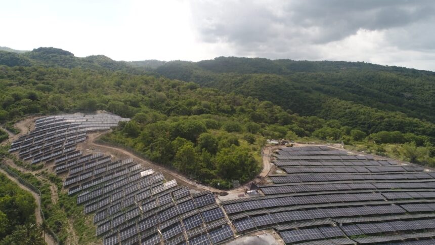 Pembangkit Listrik Tenaga Surya (PLTS) Hybrid Nusa Penida. Foto: PT PLN (Persero)