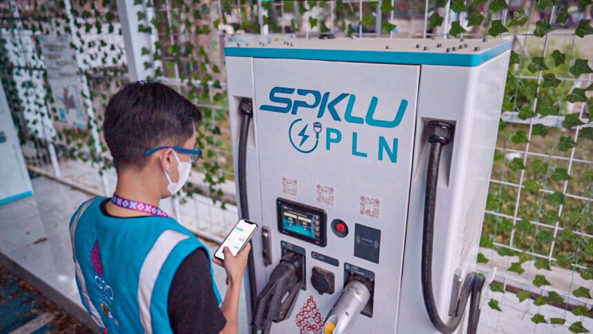 PT PLN (Persero) telah menyiapkan 108 charging station atau Stasiun Pengisian Kendaraan Listrik Umum (SPKLU) untuk menunjang kebutuhan 375 unit kendaraan listrik yang disiapkan untuk delegasi, pengamanan maupun operasional dalam KTT ASEAN. Foto: Dok PLN.