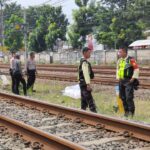 Tempat kejadian perkara tewasnya Kasat Narkoba Polres Metro Jakarta Timur, AKBP Buddy Alfrits Towoliu, 56, yang diduga nekat melakukan aksi bunuh diri di perlintasan rel Kereta Api Kecamatan Pulogadung, Jakarta Timur, Sabtu (29/4). Foto: Ist