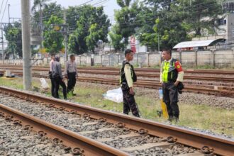 Tempat kejadian perkara tewasnya Kasat Narkoba Polres Metro Jakarta Timur, AKBP Buddy Alfrits Towoliu, 56, yang diduga nekat melakukan aksi bunuh diri di perlintasan rel Kereta Api Kecamatan Pulogadung, Jakarta Timur, Sabtu (29/4). Foto: Ist