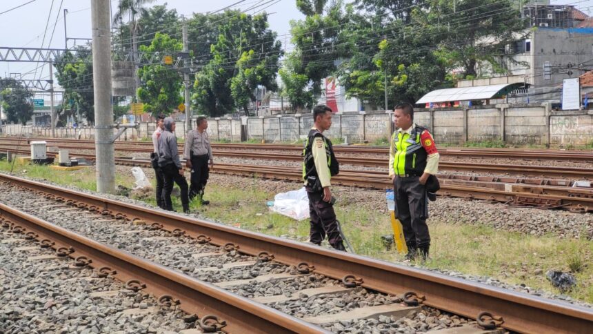 Tempat kejadian perkara tewasnya Kasat Narkoba Polres Metro Jakarta Timur, AKBP Buddy Alfrits Towoliu, 56, yang diduga nekat melakukan aksi bunuh diri di perlintasan rel Kereta Api Kecamatan Pulogadung, Jakarta Timur, Sabtu (29/4). Foto: Ist