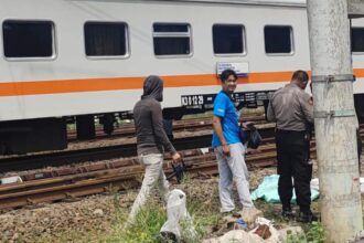 Sejumlah aparat kepolisian setempat mengamankan tempat kejadian perkara tewasnya Kasat Narkoba Polres Metro Jakarta Timur, AKBP Buddy Alfrits Towoliu, 56, diduga nekat melakukan aksi bunuh diri di perlintasan rel Kereta Api Kecamatan Pulogadung, Jakarta Timur, Sabtu (29/4). Foto: Ist