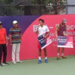 Petenis Indonesia, M Rifqi Fitriadi (kiri) runer up seri pertama turnamen International Tennis Federation atau ITF Men’s World Tennis Tour M25. Foto/istimewa