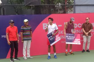 Petenis Indonesia, M Rifqi Fitriadi (kiri) runer up seri pertama turnamen International Tennis Federation atau ITF Men’s World Tennis Tour M25. Foto/istimewa