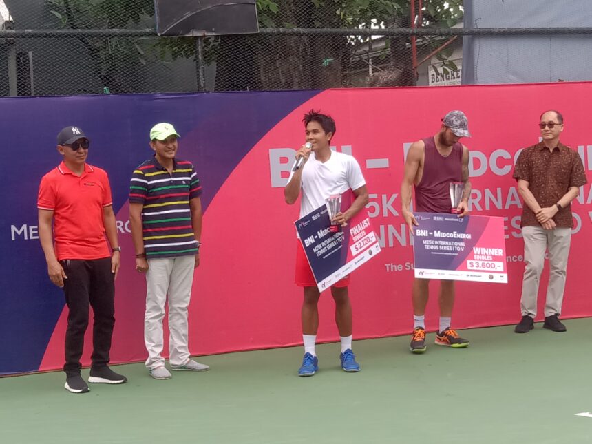 Petenis Indonesia, M Rifqi Fitriadi (kiri) runer up seri pertama turnamen International Tennis Federation atau ITF Men’s World Tennis Tour M25. Foto/istimewa