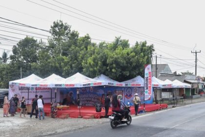 Posko mudik Lebaran 2023 di Desa Ciasem baru, Kecamatan Ciasem, Kabupaten Subang, Jawa Barat didirikan, Selasa (18/4). Posko mudik itu terdapat fasilitas P3K atau obat-obatan, untuk tidur, makanan dan minuman hingga tempat ibadah yang bisa dipakai para pemudik beristirahat. Foto: GBB