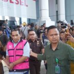 Kejaksaan Tinggi Sulawesi Selatan (Kejati Sulsel) saat menahan dua tersangka kasus dugaan korupsi Perusahaan Daerah Air Minum (PDAM) Kota Makassar. Foto: Seksi Penerangan Hukum Kejati Sulsel