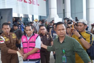 Kejaksaan Tinggi Sulawesi Selatan (Kejati Sulsel) saat menahan dua tersangka kasus dugaan korupsi Perusahaan Daerah Air Minum (PDAM) Kota Makassar. Foto: Seksi Penerangan Hukum Kejati Sulsel