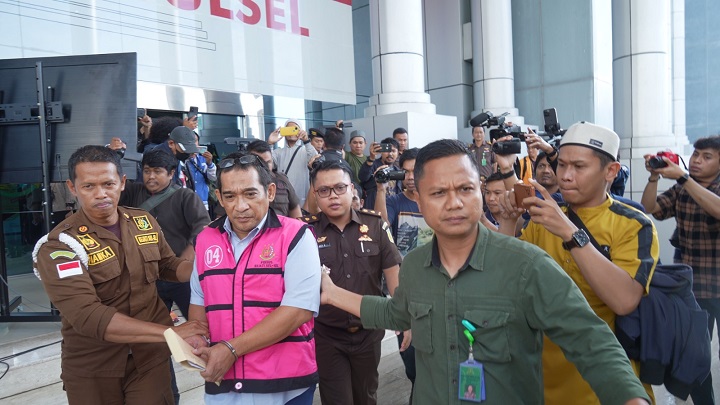 Kejaksaan Tinggi Sulawesi Selatan (Kejati Sulsel) saat menahan dua tersangka kasus dugaan korupsi Perusahaan Daerah Air Minum (PDAM) Kota Makassar. Foto: Seksi Penerangan Hukum Kejati Sulsel