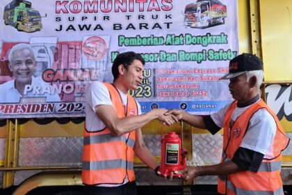 Komunitas Sopir Truk (KST) Jawa Barat (Jabar) memberi alat kompresor, dongkrak, hingga rompi keselamatan bagi para sopir dan montir di pul PT Sukabumi Express, Kelurahan Sukaresmi, Kecamatan Sukabumi, Kota Sukabumi, Jumat (7/4). Foto: KST