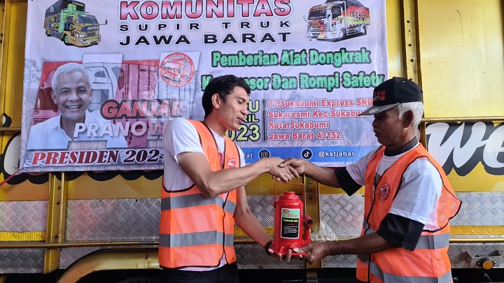 Komunitas Sopir Truk (KST) Jawa Barat (Jabar) memberi alat kompresor, dongkrak, hingga rompi keselamatan bagi para sopir dan montir di pul PT Sukabumi Express, Kelurahan Sukaresmi, Kecamatan Sukabumi, Kota Sukabumi, Jumat (7/4). Foto: KST