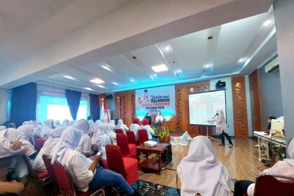 Para perempuan muslim mendeklarasikan, dan penandatanganan perorangan sebagai bentuk dukungannya kepada Ganjar Pranowo agar menjadi Presiden di 2024 di Sahati Hotel, Jl. Taman Margasatwa Raya, No. 45, Ragunan, Pasar Minggu, Jakarta Selatan, Minggu (16/4). Foto: Kaukus Perempuan Muslim