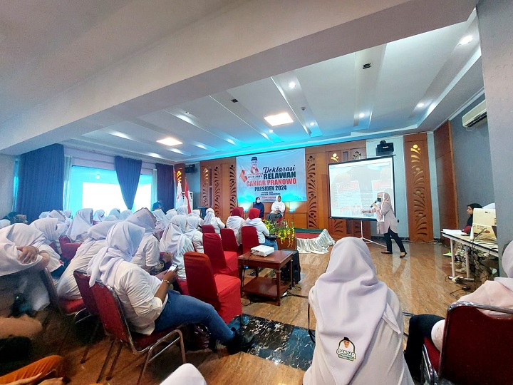 Para perempuan muslim mendeklarasikan, dan penandatanganan perorangan sebagai bentuk dukungannya kepada Ganjar Pranowo agar menjadi Presiden di 2024 di Sahati Hotel, Jl. Taman Margasatwa Raya, No. 45, Ragunan, Pasar Minggu, Jakarta Selatan, Minggu (16/4). Foto: Kaukus Perempuan Muslim