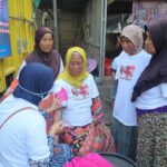 Para ibu di Dusun Maleber 1, Desa Banyuasih, Kecamatan Banyusari, Kabupaten Karawang, Jawa Barat memeriksakan kesehatannya sambil menunggu waktu berbuka puasa, Sabtu (8/4). Foto: KST