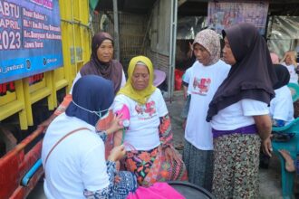 Para ibu di Dusun Maleber 1, Desa Banyuasih, Kecamatan Banyusari, Kabupaten Karawang, Jawa Barat memeriksakan kesehatannya sambil menunggu waktu berbuka puasa, Sabtu (8/4). Foto: KST