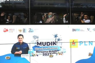 PT PLN (Persero) bersama Kementerian Badan Usaha Milik Negara (BUMN) secara resmi melepas keberangkatan para pemudik yang mengikuti program mudik gratis bertajuk ‘Mudik Dinanti, Mudik di Hati Bersama BUMN 2023’ di Kantor Pusat PLN, Jakarta (18/4). Foto: PT PLN