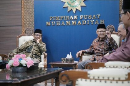 Ketua Umum PP Muhammadiyah Haedar Nashir menerima kunjungan Menteri Koordinator Bidang Politik, Hukum, dan Keamanan (Menkopolhukam) Mohammad Mahfud MD di kantor PP Muhammadiyah. Foto: PP Muhammadiyah