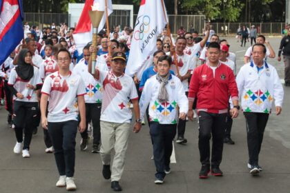 Pelaksana tugas (Plt) Menteri Pemuda dan Olahraga Republik Indonesia (Menpora RI) Muhadjir Effendy berlari membawa obor pada acara torch relay atau pawai obor SEA Games 2023 Kamboja. Torch relay ini berlangsung di Kompleks Gelora Bung Karno (GBK), Jakarta, Sabtu (1/4). Foto: kemenpora