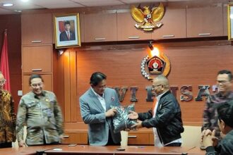 DKPP bersama PWI menandatangani nota kesepahaman atau Memorandum of Understanding (MoU) di Kantor PWI, Jakarta. Foto: PWI