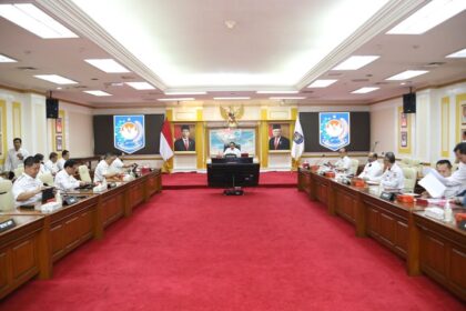 Menteri Dalam Negeri (Mendagri), Muhammad Tito Karnavian saat memimpin rapat perdana usai libur Lebaran 1444 H di Kemendagri, Rabu (26/4). Foto: Dok Puspen Kemendagri.