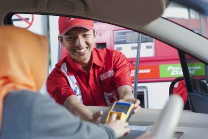Pertamina mengimbau masyarakat yang membeli BBM dapat menggunakan sistem pembayaran nontunai atau cashless agar pelayanan lebih cepat dan efisien. Foto: Dok Pertamina.