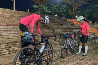 Dua pemudik asal Cikarang, Jawa Barat, Frans dan Widodo, memilih menggunakan sepeda untuk mudik ke Solo, Jawa Tengah, saat tengah beristirahat di Cirebon, Jawa Barat, Minggu (16/4/2023). ANTARA