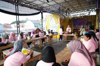 Kaum perempuan milenial dan ibu-ibu antusias, bersemangat membuat kue nastar bersama Srikandi Ganjar di wilayah Banten, Jawa Barat, Sabtu (1/4). Foto: Srikandi