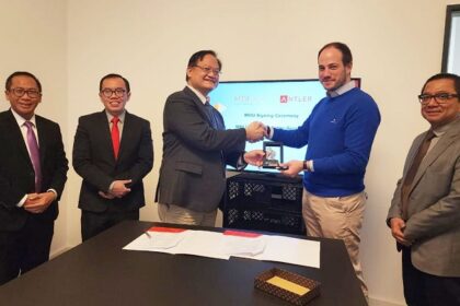 Penandatanganan MoU oleh CEO MDI Ventures Donald Wihardja (tengah) dengan Managing Director Antler Germany Christoph Klink (kedua dari kanan) disaksikan oleh Direktur Digital Business Telkom Fajrin Rasyid (kedua dari kiri) pada kegiatan pada Hannover Messe 2023, Berlin (19/4). Foto: Telkom Indonesia