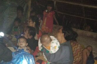 Saat peristiwa gempabumi magnitudo 7,3 pada Selasa (25/4) dini hari, warga masyarakat di Desa Sigapokna, Kecamatan Siberut Barat, Kabupaten Kepulauan Mentawai mengungsi sementara di tempat pengungsian. Foto: BNPB